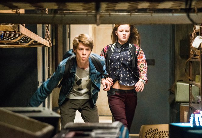 Under the Dome - The Fall - Van film - Colin Ford, Mackenzie Lintz