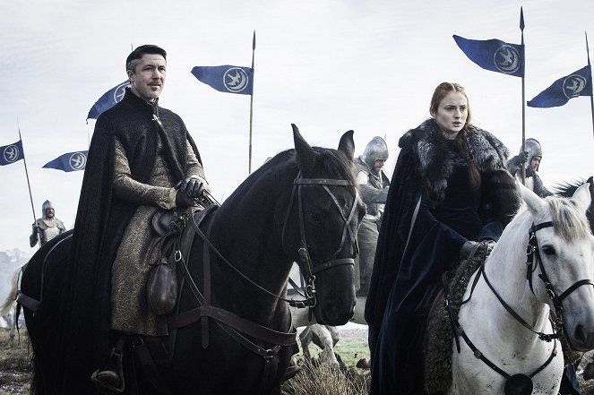 Game Of Thrones - Die Schlacht der Bastarde - Filmfotos - Aidan Gillen, Sophie Turner