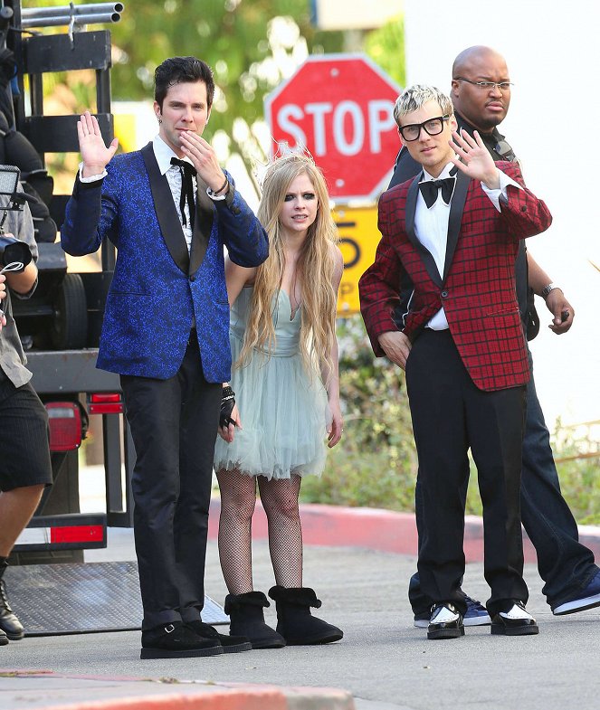 Avril Lavigne - Here's to Never Growing Up - Tournage - Avril Lavigne