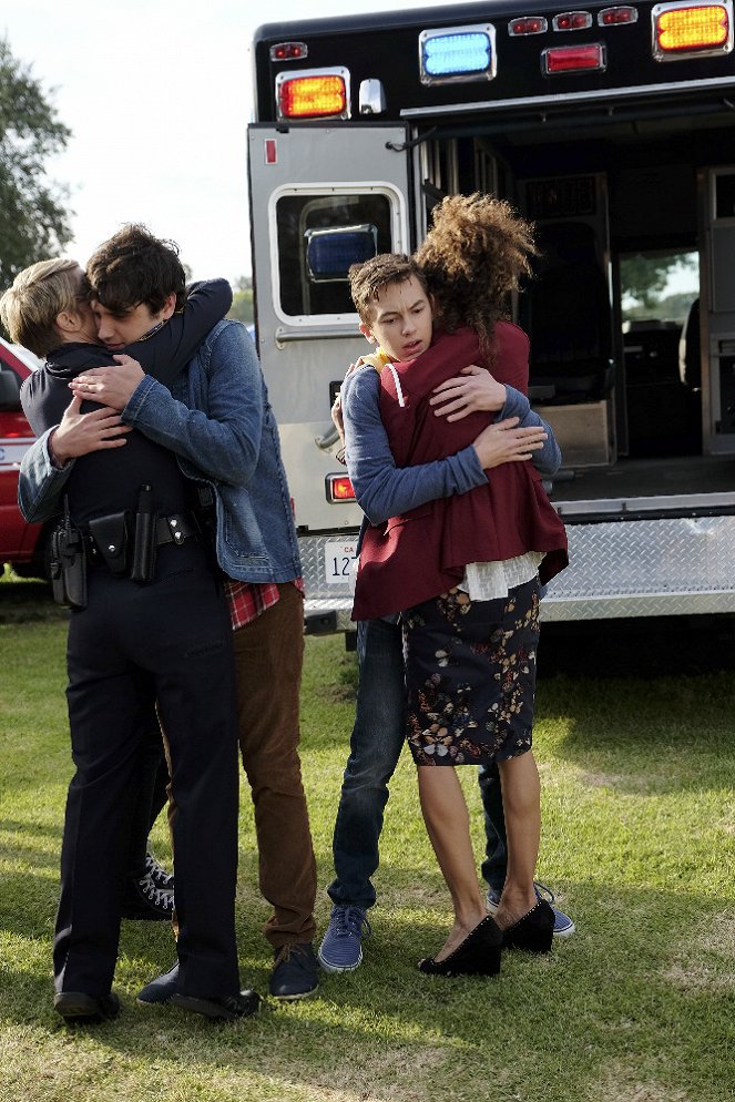 The Fosters - Season 4 - Safe - Photos - Noah Centineo, Hayden Byerly