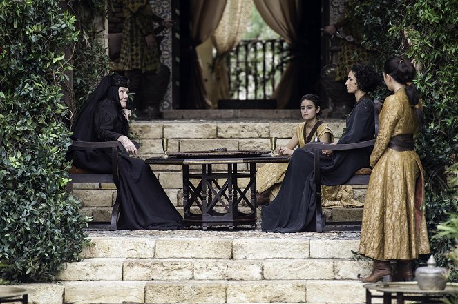 Game Of Thrones - Die Winde des Winters - Filmfotos - Diana Rigg, Jessica Henwick, Indira Varma
