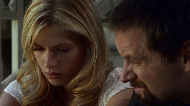 Radio Free Albemuth - De la película - Katheryn Winnick, Shea Whigham