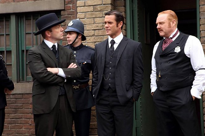 Murdoch Mysteries - The Spy Who Came Up to the Cold - Van film - Matthew Bennett, Yannick Bisson, Thomas Craig