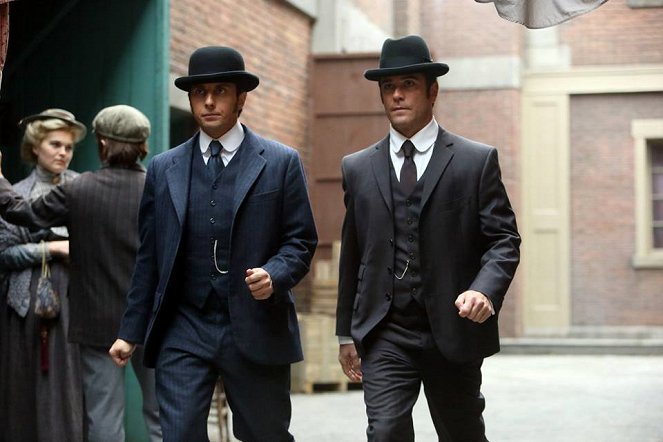 Murdoch Mysteries - The Spy Who Came Up to the Cold - Filmfotos - Jonny Harris, Yannick Bisson