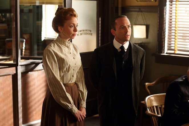 Murdoch Mysteries - The Spy Who Came Up to the Cold - Filmfotos - Melanie Leishman, Matthew Bennett