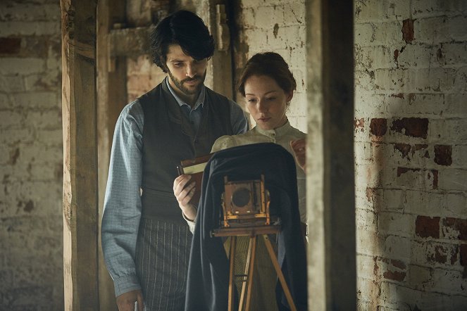 The Living and the Dead - Episode 3 - Van film - Colin Morgan, Charlotte Spencer