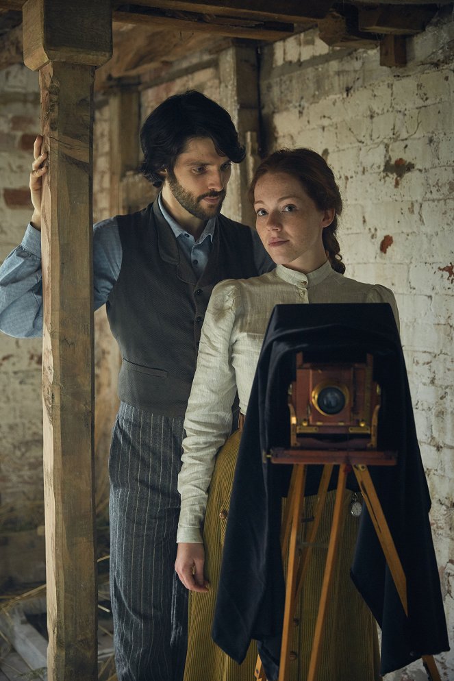 The Living and the Dead - Episode 3 - Promokuvat - Colin Morgan, Charlotte Spencer