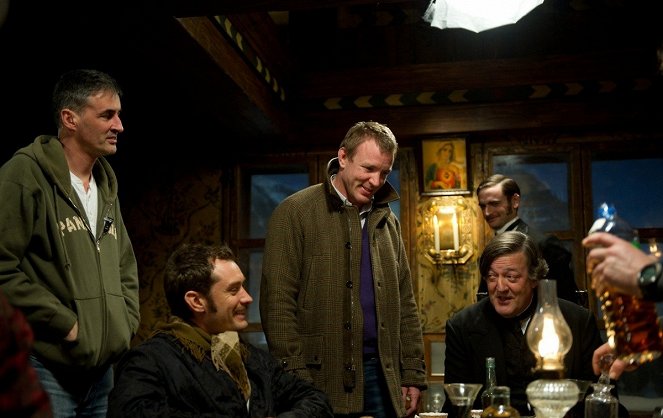 Sherlock Holmes: Hra tieňov - Z nakrúcania - Jude Law, Guy Ritchie, Jack Laskey, Stephen Fry