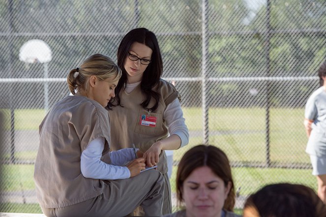 Orange Is the New Black - Tongue-Tied - Photos - Taylor Schilling, Laura Prepon