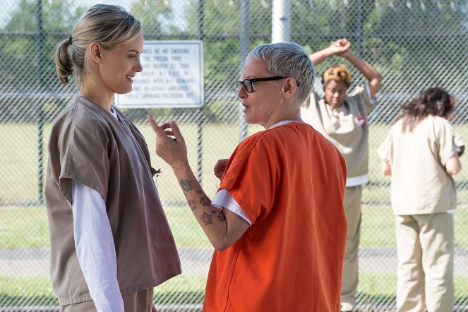 Orange Is the New Black - Tongue-Tied - Photos - Taylor Schilling, Lori Petty