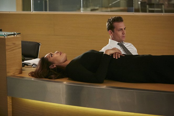 Suits - Season 6 - To Trouble - Photos - Gina Torres, Gabriel Macht
