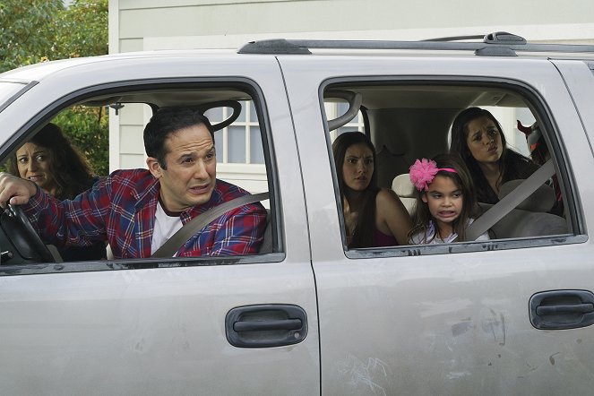 Stuck in the Middle - Van film - Cerina Vincent, Joe Nieves, Ronni Hawk, Ariana Greenblatt, Jenna Ortega