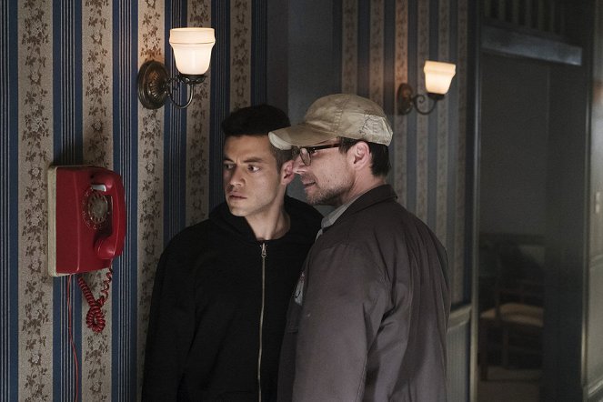 Mr. Robot - Season 2 - eps2.0_unm4sk-pt1.tc - Photos - Rami Malek, Christian Slater