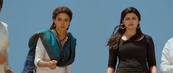 Bol Bachchan - Z filmu - Asin Thottumkal, Prachi Desai