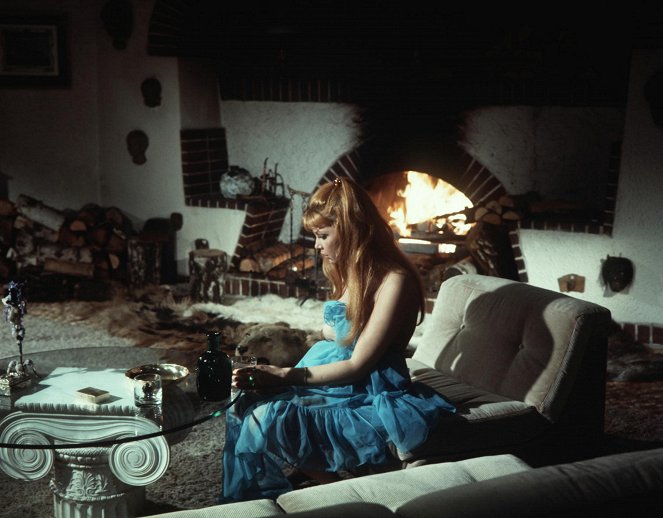 Holttest a Temzéből - Filmfotók - Brigitte Skay