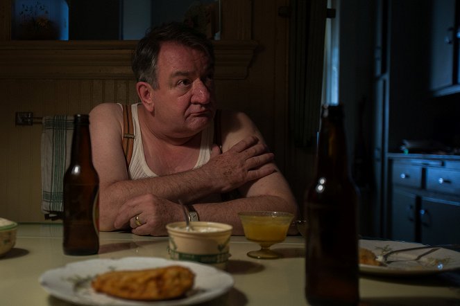 Café Society - Photos - Ken Stott