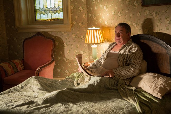 Café Society - Photos - Ken Stott