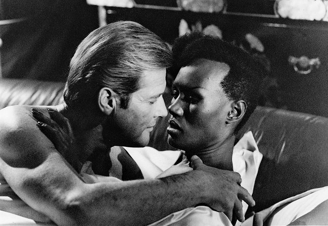 Im Angesicht des Todes - Filmfotos - Roger Moore, Grace Jones