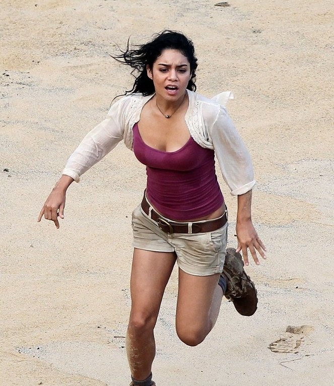 Journey 2: The Mysterious Island - Van de set - Vanessa Hudgens