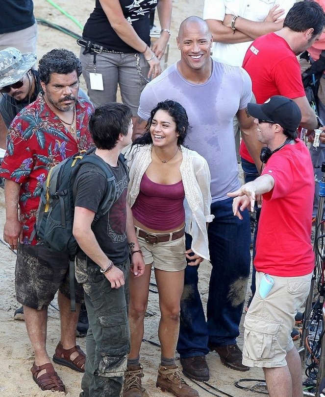 Voyage au centre de la Terre 2 : L'île mystérieuse - Tournage - Luis Guzmán, Vanessa Hudgens, Dwayne Johnson