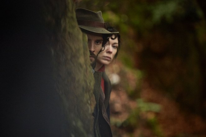 The Living and the Dead - Die Tote im Wald - Filmfotos - Colin Morgan, Fiona O'Shaughnessy