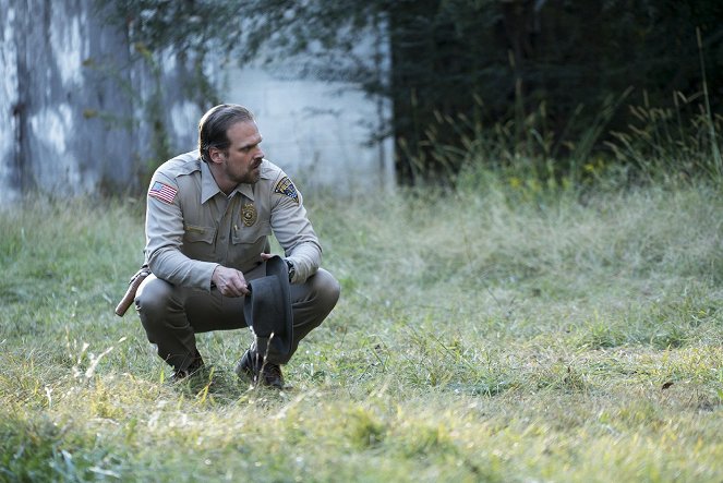 Stranger Things - Chapter One: The Vanishing of Will Byers - Photos - David Harbour