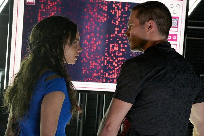 Killjoys - Season 2 - Meet the Parents - Photos - Hannah John-Kamen, Luke Macfarlane