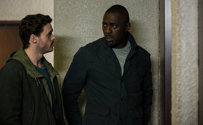 Atentado en París - De la película - Richard Madden, Idris Elba