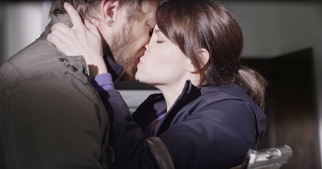 The Returned - Photos - Kris Holden-Ried, Emily Hampshire