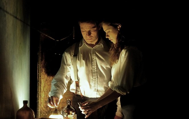 La maldición de Rookford - De la película - Dominic West, Rebecca Hall