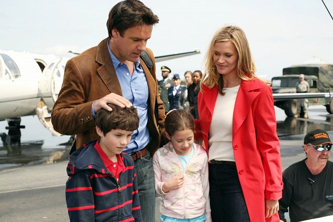 Vesmírná exploze - Z filmu - David James Elliott, Natasha Calis, Natasha Henstridge