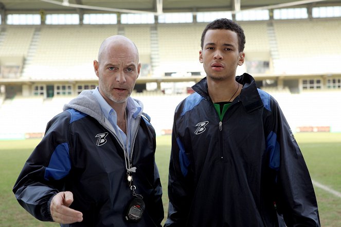 Schnell ermittelt - Georg Vitter - Z filmu - Simon Licht, Thando Walbaum