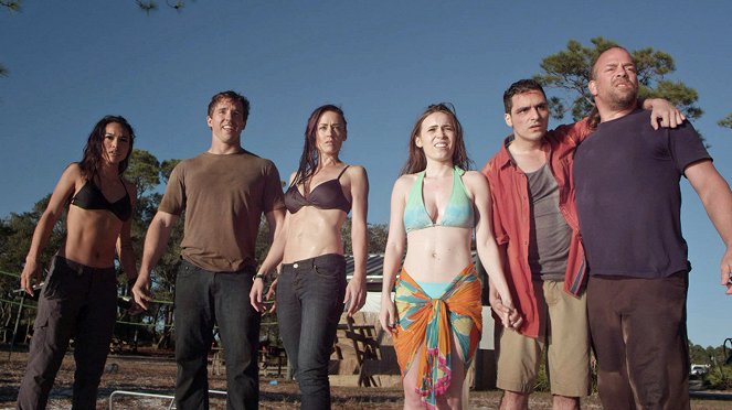 Útok trojhlavého žraloka - Z filmu - Karrueche Tran, Brianna Ferris, Rob Van Dam