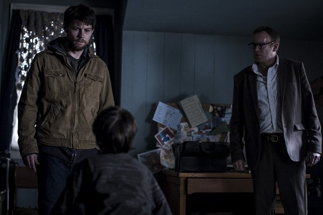 Outcast - A Darkness Surrounds Him - Photos - Patrick Fugit, Philip Glenister