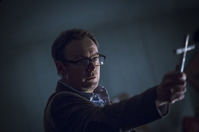 Outcast - Season 1 - A Darkness Surrounds Him - Photos - Philip Glenister