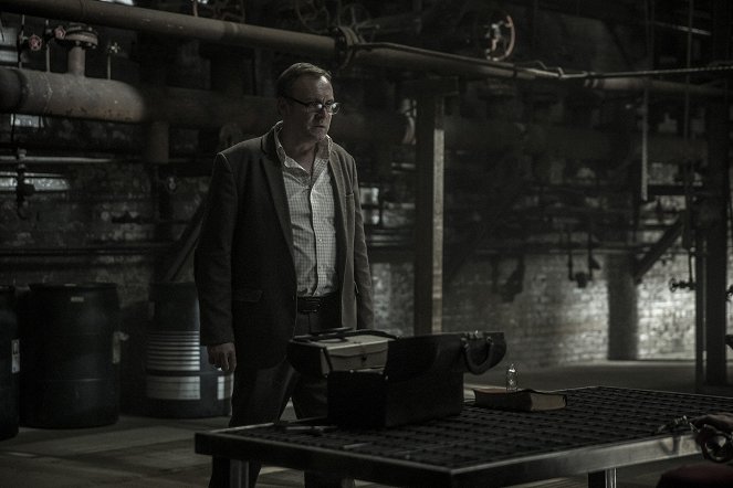 Outcast - All Alone Now - Van film - Philip Glenister