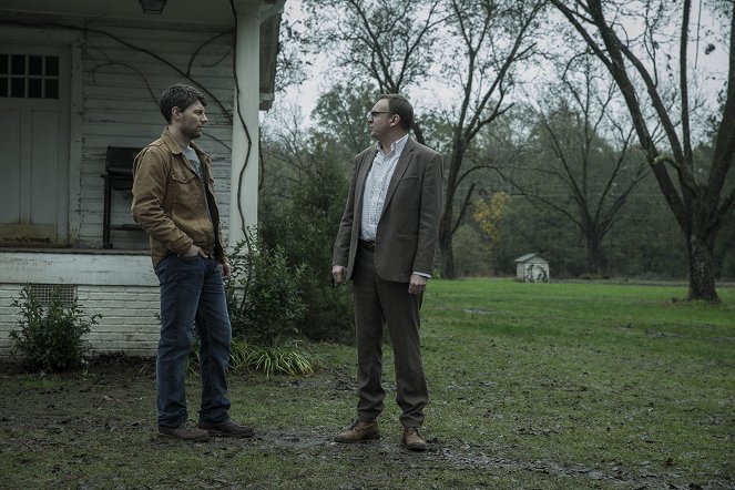 Outcast - Season 1 - What Lurks Within - Photos - Patrick Fugit, Philip Glenister