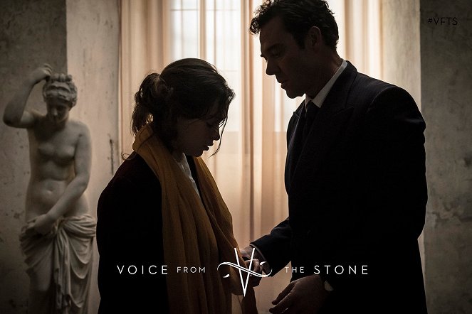 Voice from the Stone - Ruf aus dem Jenseits - Werbefoto - Emilia Clarke, Marton Csokas