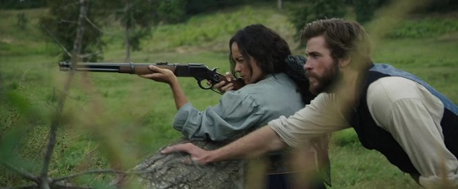 Duel v Mount Hermonu - Z filmu - Alice Braga, Liam Hemsworth