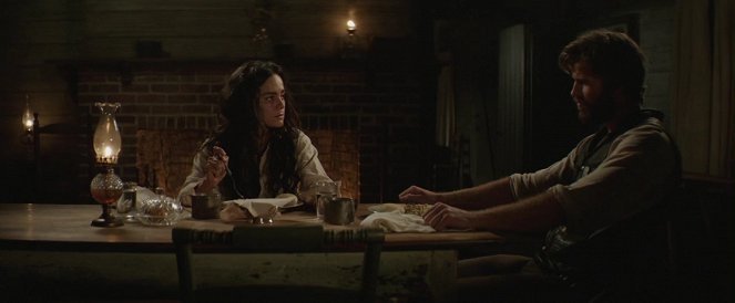Duel v Mount Hermonu - Z filmu - Alice Braga, Liam Hemsworth