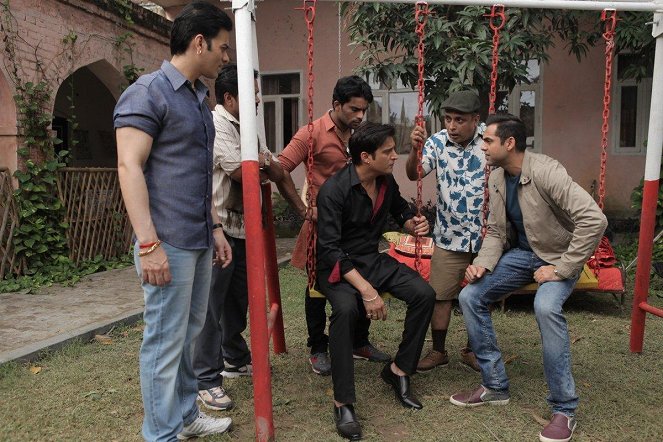 Happy na útěku - Z filmu - Jimmy Sheirgill, Piyush Mishra, Abhay Deol
