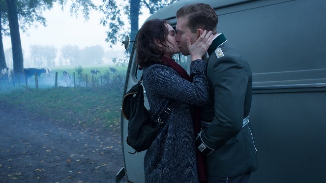 The Exception - Film - Lily James, Jai Courtney