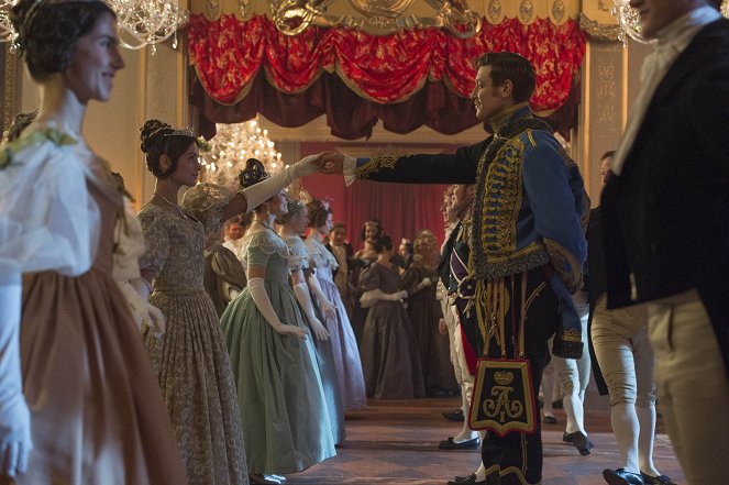 Victoria - Puppe 123 - Filmfotos - Jenna Coleman, Daniel Donskoy