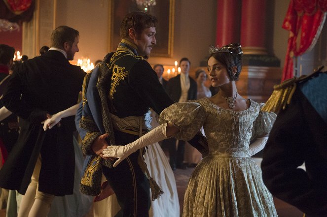 Victoria - Puppe 123 - Filmfotos - Daniel Donskoy, Jenna Coleman