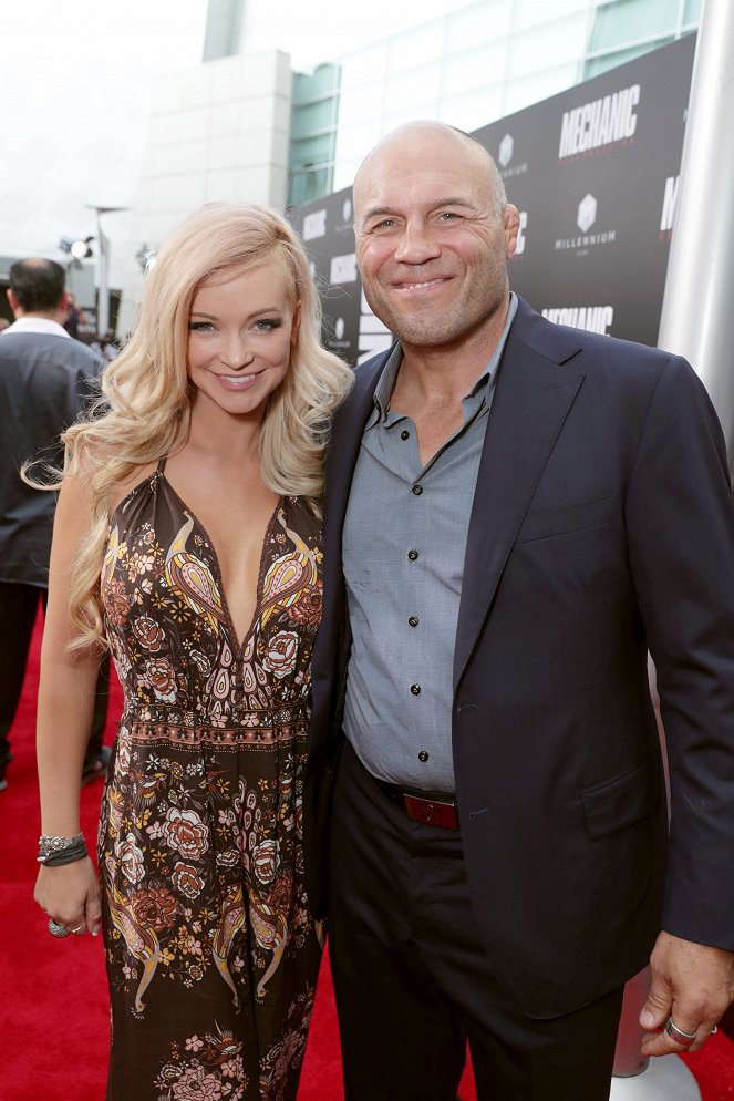 Mechanic: Resurrection - Tapahtumista - Mindy Robinson, Randy Couture