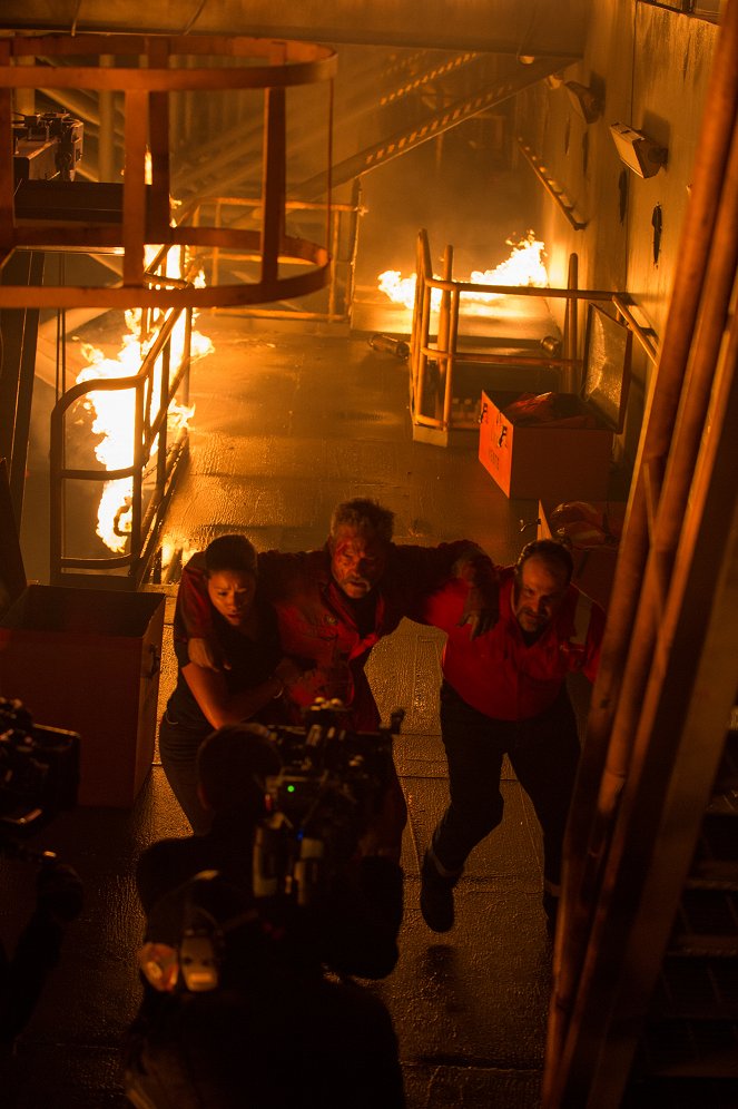 Mélytengeri pokol - Forgatási fotók - Gina Rodriguez, Kurt Russell