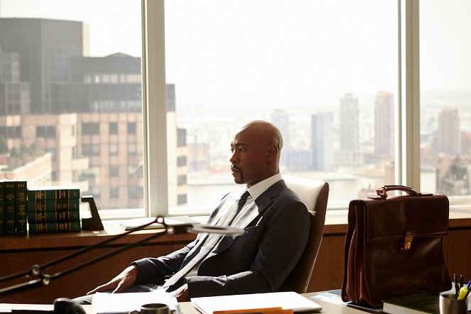 Suits - Season 4 - Two in the Knees - Photos - D.B. Woodside