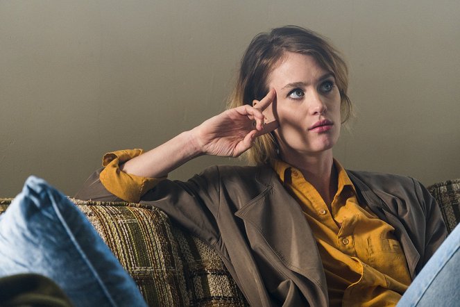 Halt and Catch Fire - Season 3 - Flipping the Switch - Photos - Mackenzie Davis