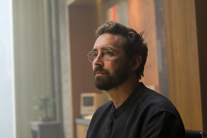 Halt and Catch Fire - Season 3 - Flipping the Switch - Van film - Lee Pace