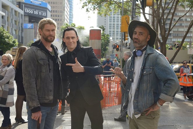 Thor: Ragnarok - Z nakrúcania - Chris Hemsworth, Tom Hiddleston, Taika Waititi